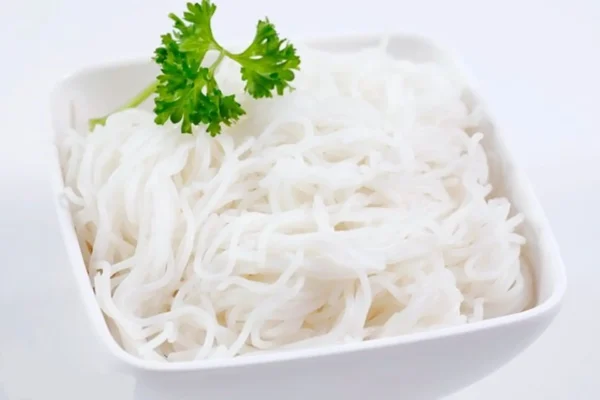 Chuẩn bị rau và bún
