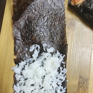 Cuộn cá hồi với rong biển