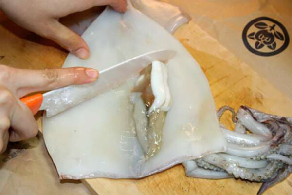 1. Sơ chế mực