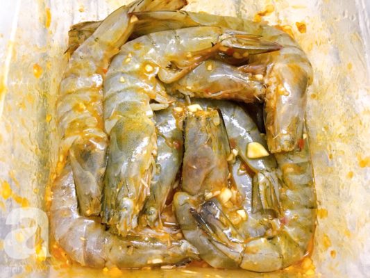 2. Ướp tôm