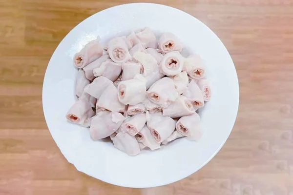 3. Luộc sơ lòng heo