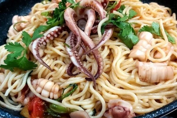 Xào rau và mì