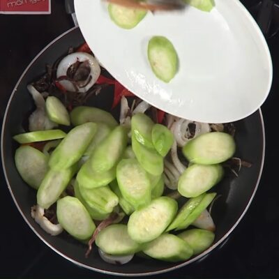 Hoàn thiện món ăn: