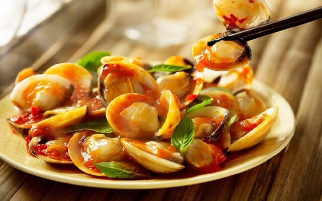 Xào nghêu với bơ tỏi
