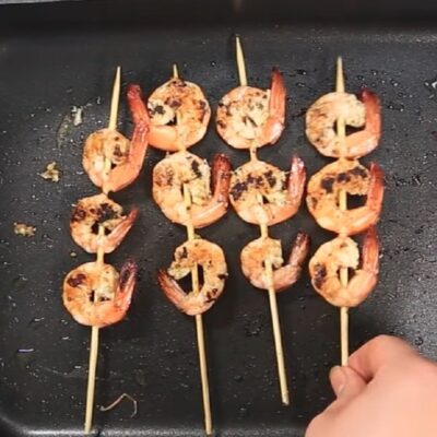 Xiên và nướng tôm
