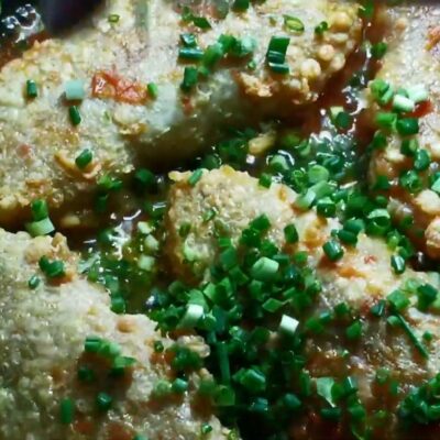 Rim trứng cá với sốt cà chua